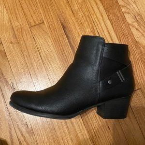 super cute black boots!